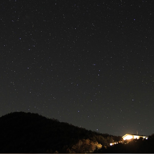 山に灯るホテルの明かり 夜の外観