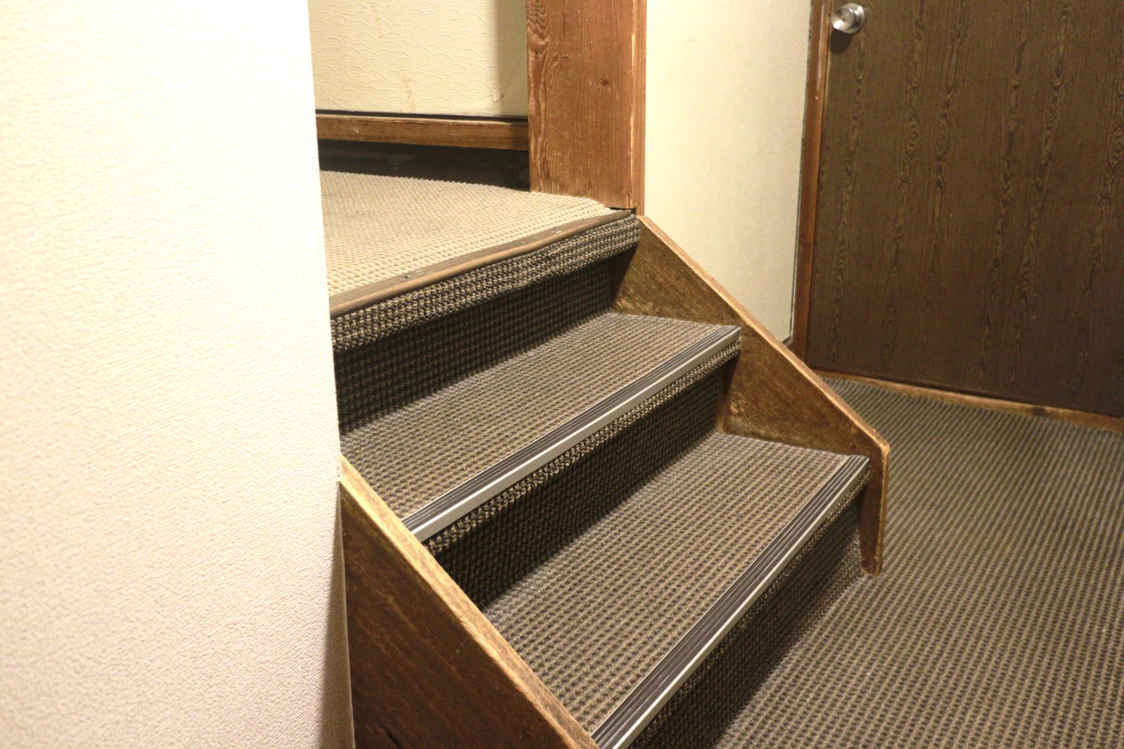 入り口に階段のあるお部屋です※訳あり※