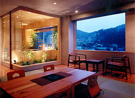 Kamar tamu khusus dengan bak mandi semi-terbuka "Ogatama" Pemandian semi-terbuka milik desainer yang dirancang oleh Takumi.