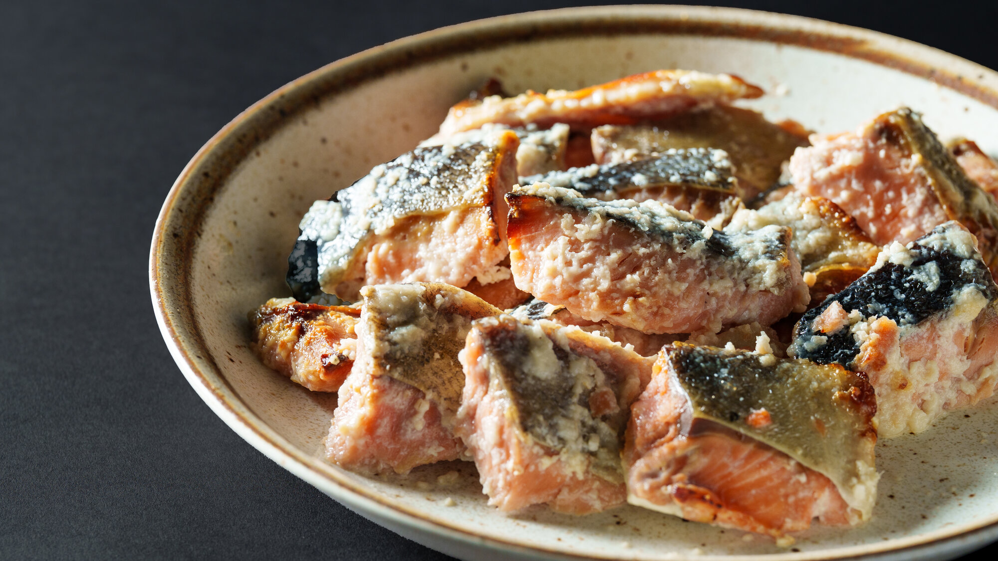 【鮭の塩麹焼き】温かいご飯と共にお楽しみください。