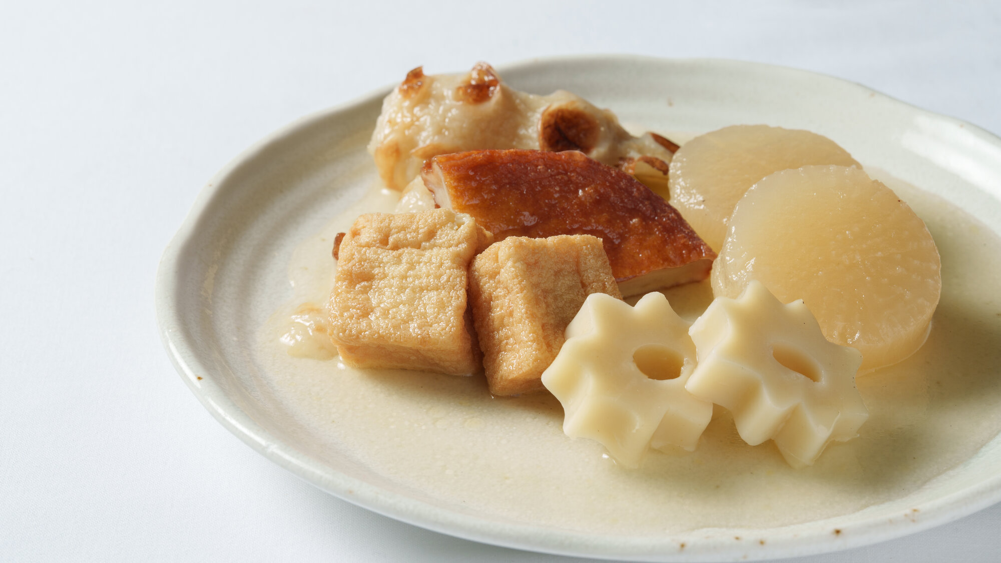 【おでん】冬をイメージする料理ですが、一年中ご用意しております。(但し、日替わりメニュー)