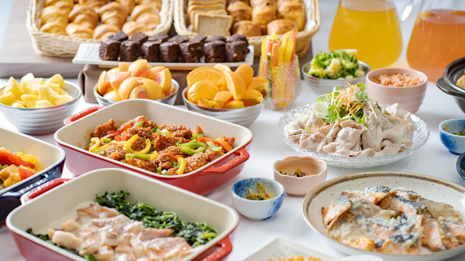 デザートやフルーツもご用意しております。食後にどうぞお召し上がりください。