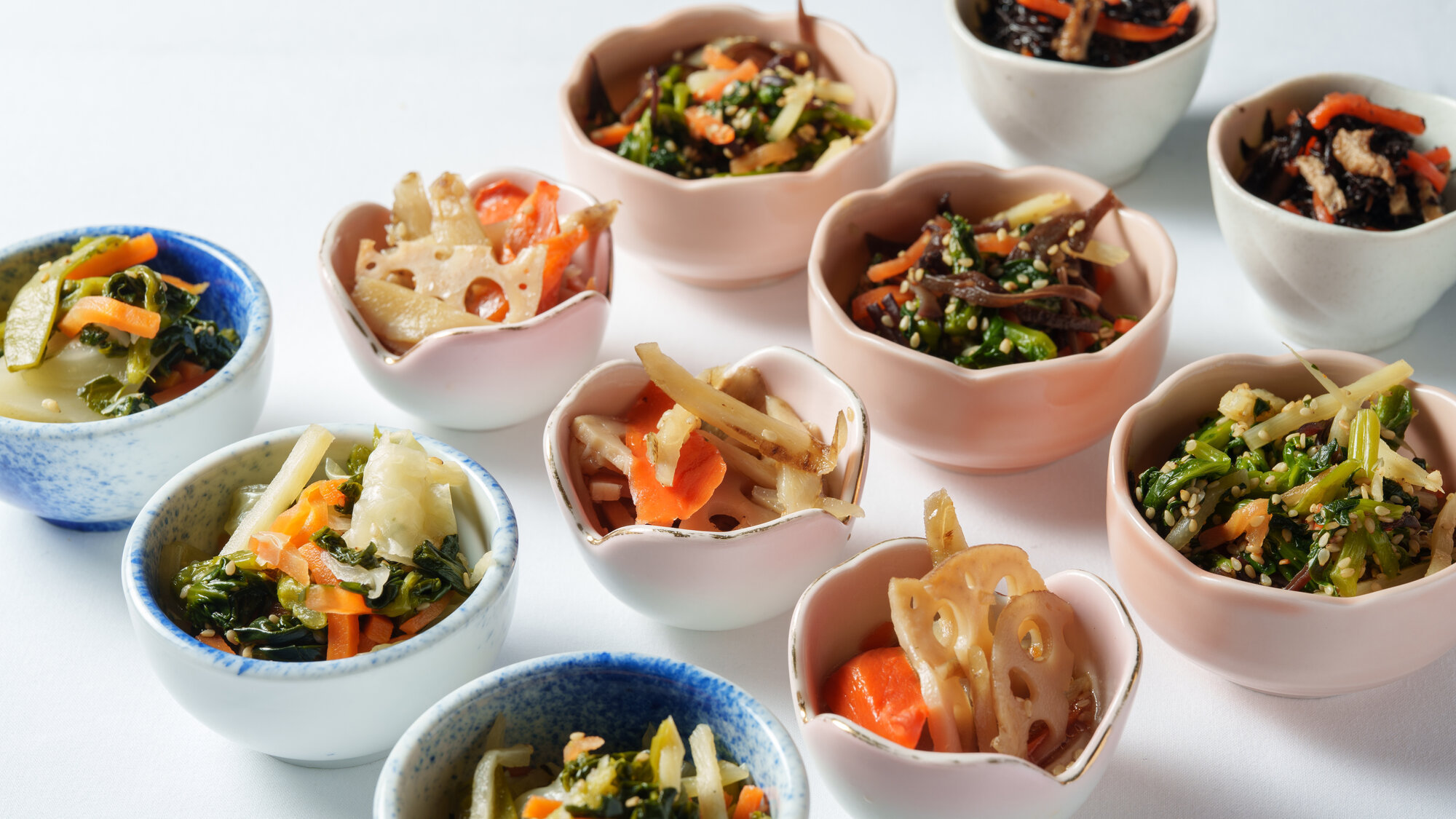 【小鉢】旬の食材を使った総菜を毎日4種類ご用意しております。かわいい器にもご注目下さい。