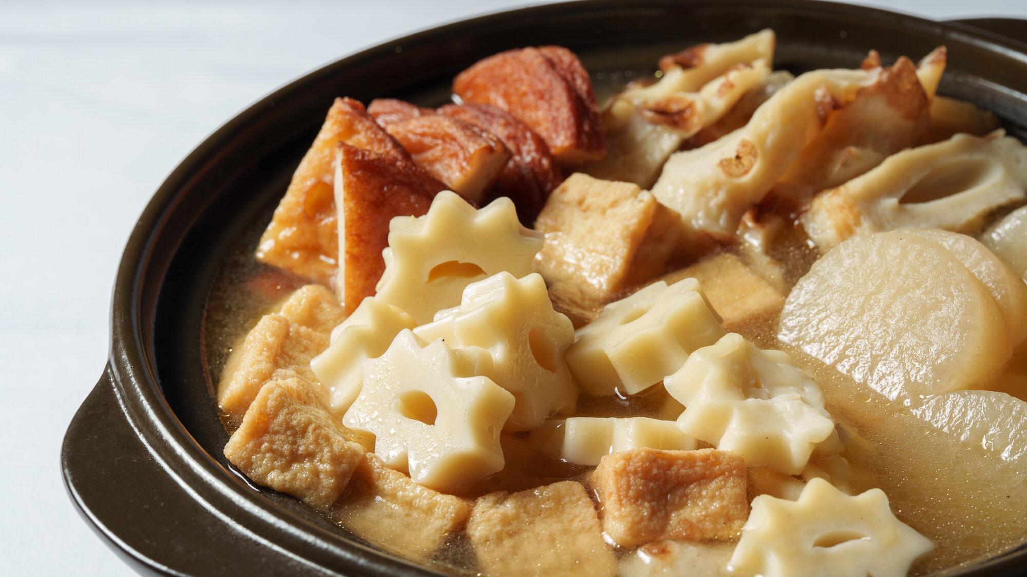 【関東風おでん】鰹だしと濃い口醤油でじっくりと煮込みました。