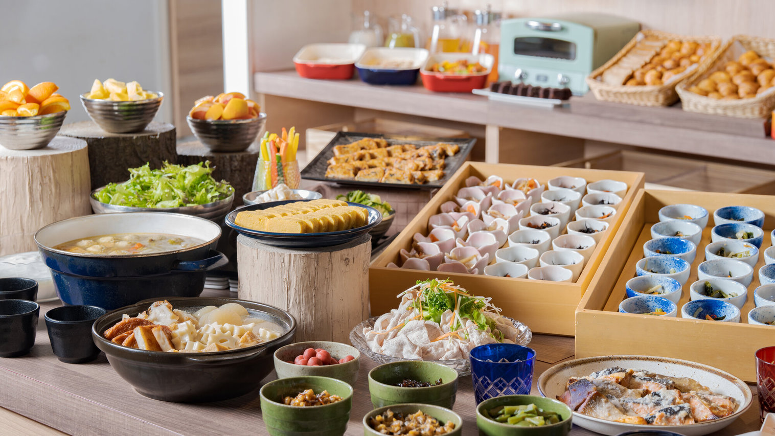 朝食はビュッフェスタイルでございます。お好きなメニューを選んでお召し上がりください。