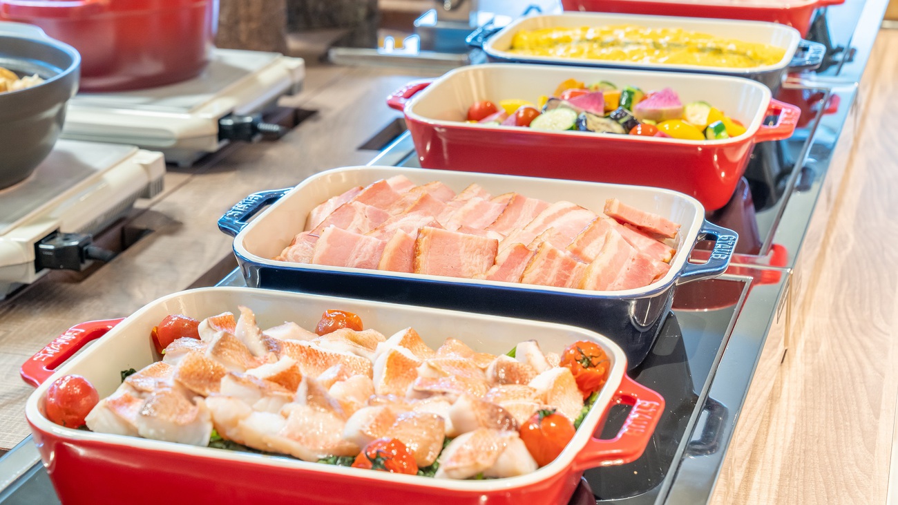 定番の卵料理や肉料理、色鮮やかな焼き野菜グリルまで種類豊富に取り揃えております