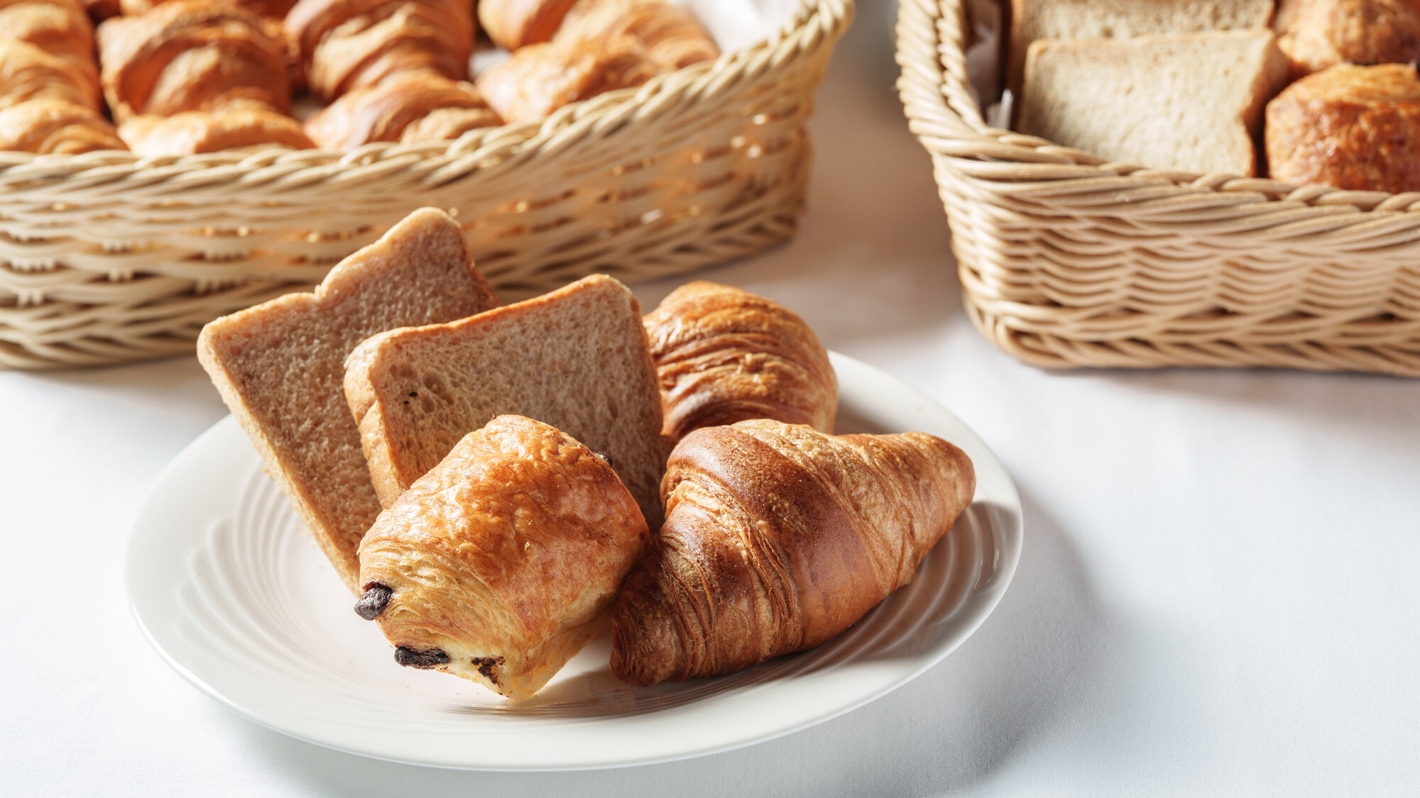 【焼きたてパン】バターの風味が口いっぱいに広がるクロワッサンや、ショコラデニッシュをご用意してます。