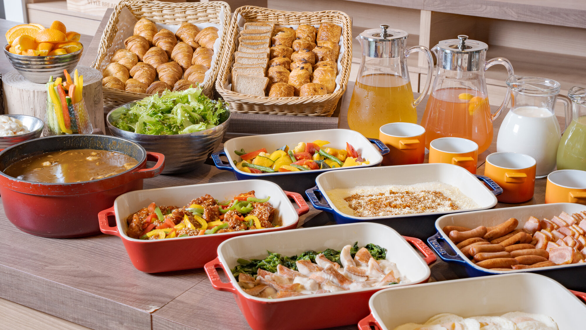 日差しの入る明るい朝食会場にてお待ち申し上げております。