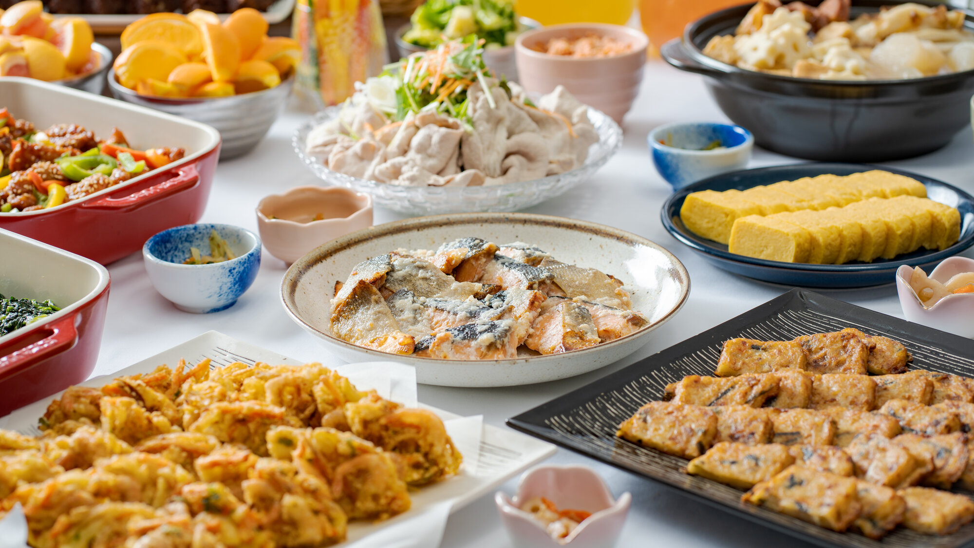 お肉料理、魚料理、野菜にフルーツと、バランスよく食べて元気な一日をお過ごしください。