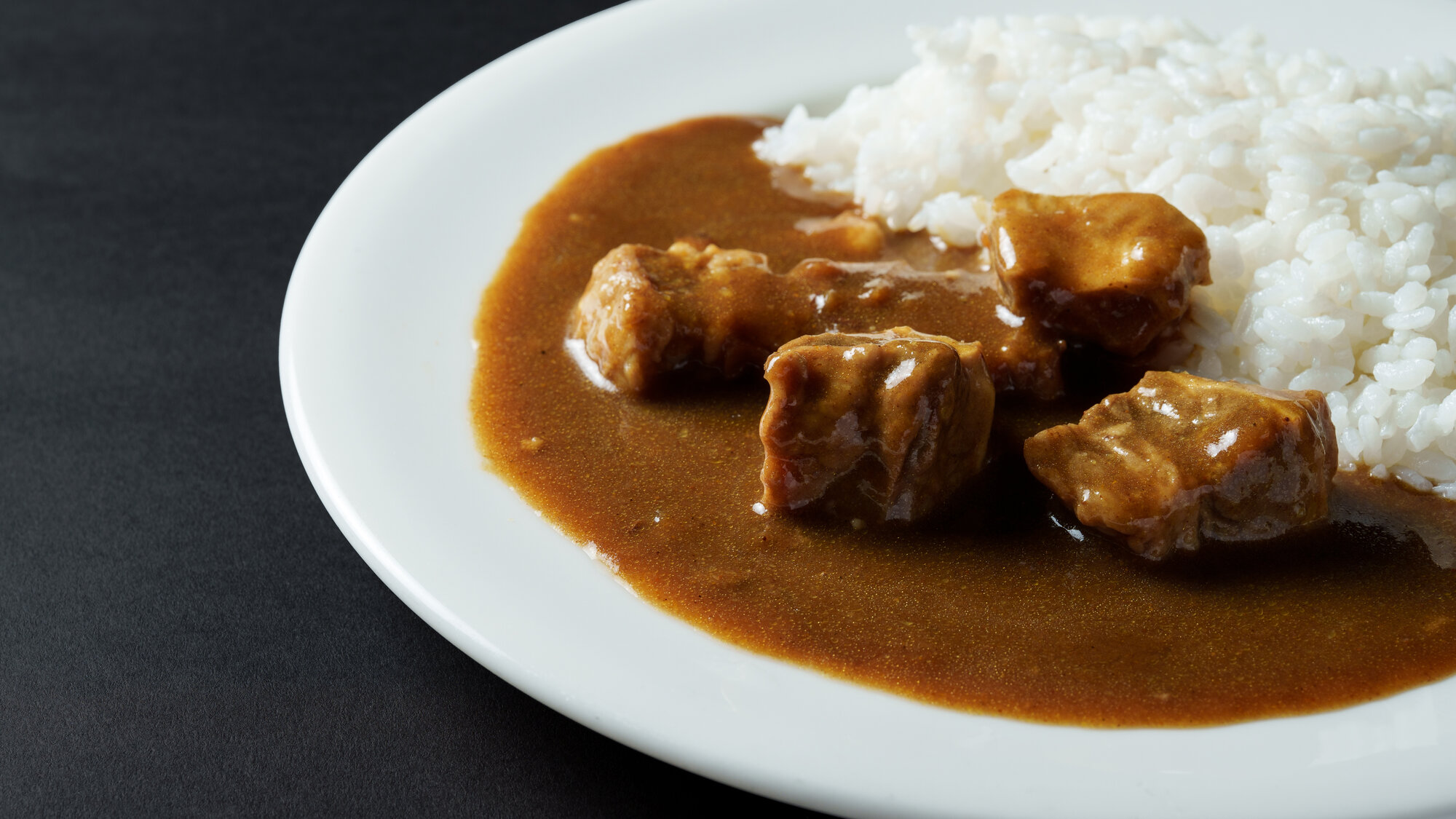 【牛すじカレー】本格的な辛さを感じられるカレー。食べると力が湧き出る一品を朝からどうぞ。