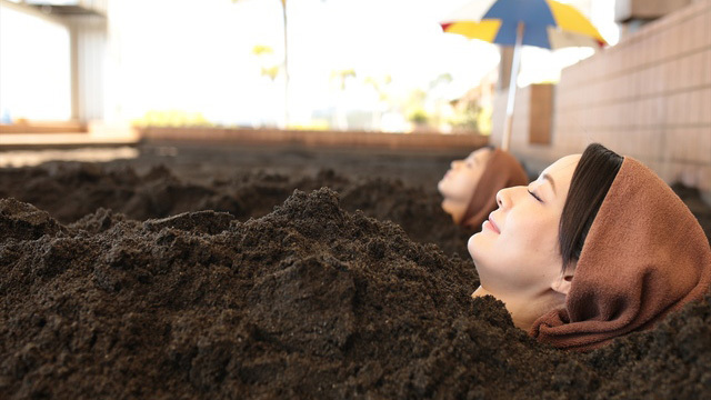 【季節の特別料理：春】桜鯛・初鰹造り盛りと薩摩三種肉溶岩焼き × ハーフビュッフェ
