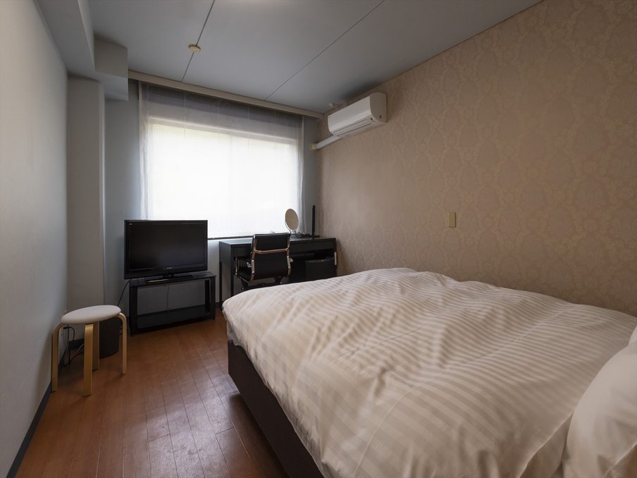 魚見岳側洋室（ダブル・山側・禁煙）