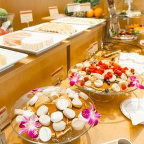 朝食バイキング まるでハワイの朝食。宝石のようにカラフルなフルーツが散りばめられたパンケーキ