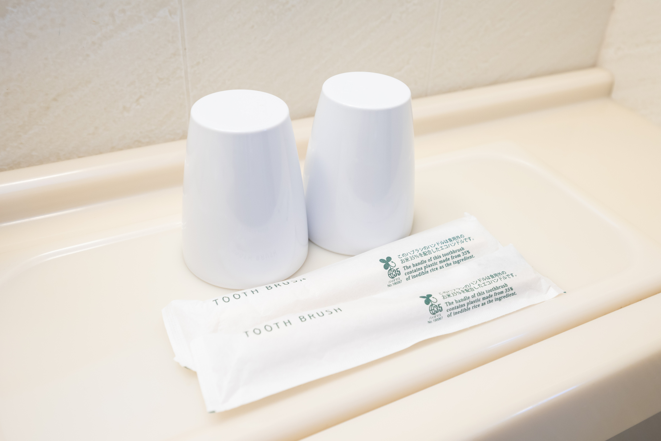 客室にはハブラシをご用意。その他のアメニティは１Ｆロビーのアメニティコーナーよりお持ち下さい。