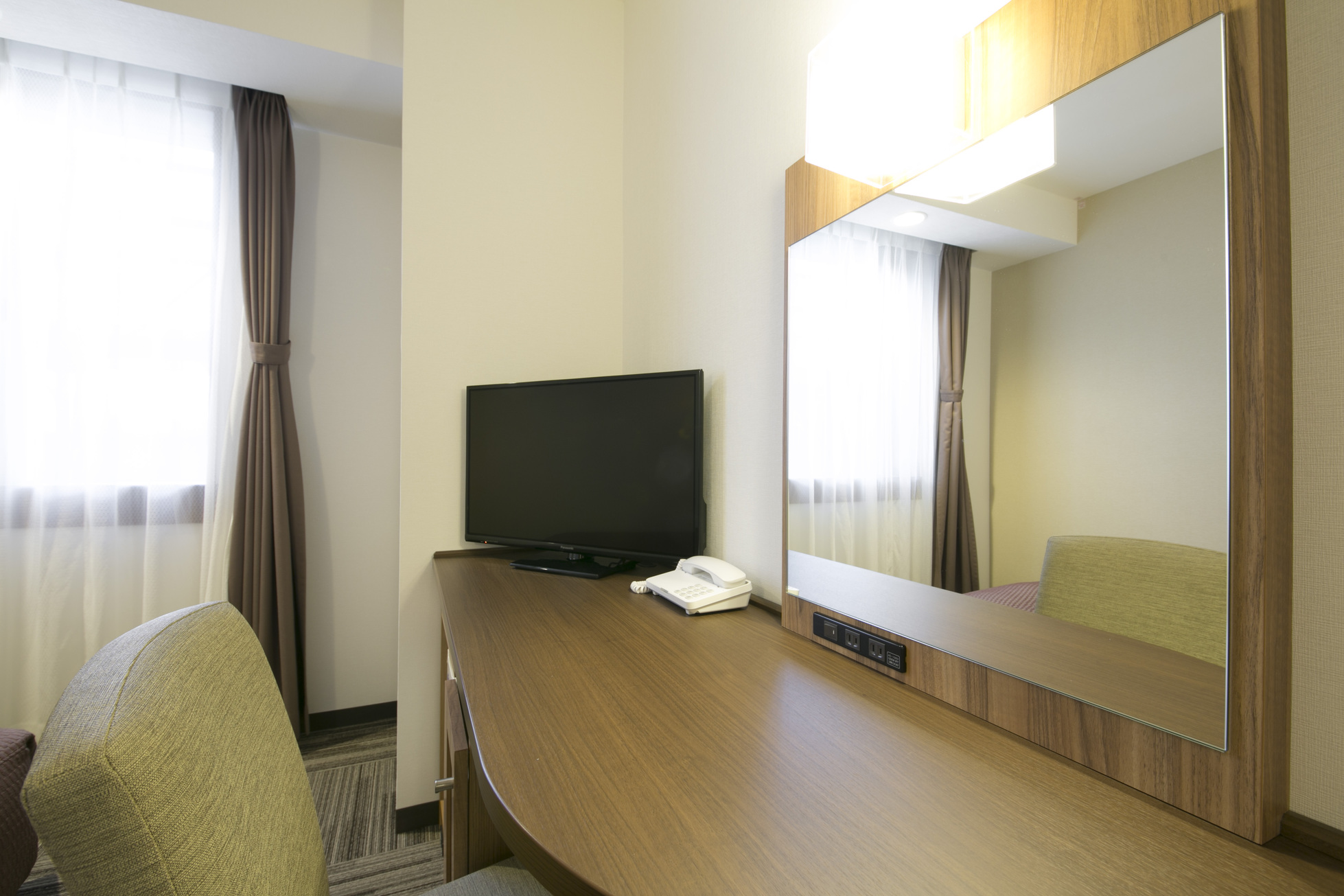 デスク（シングル）広いデスクでお部屋でのお仕事も捗ります。