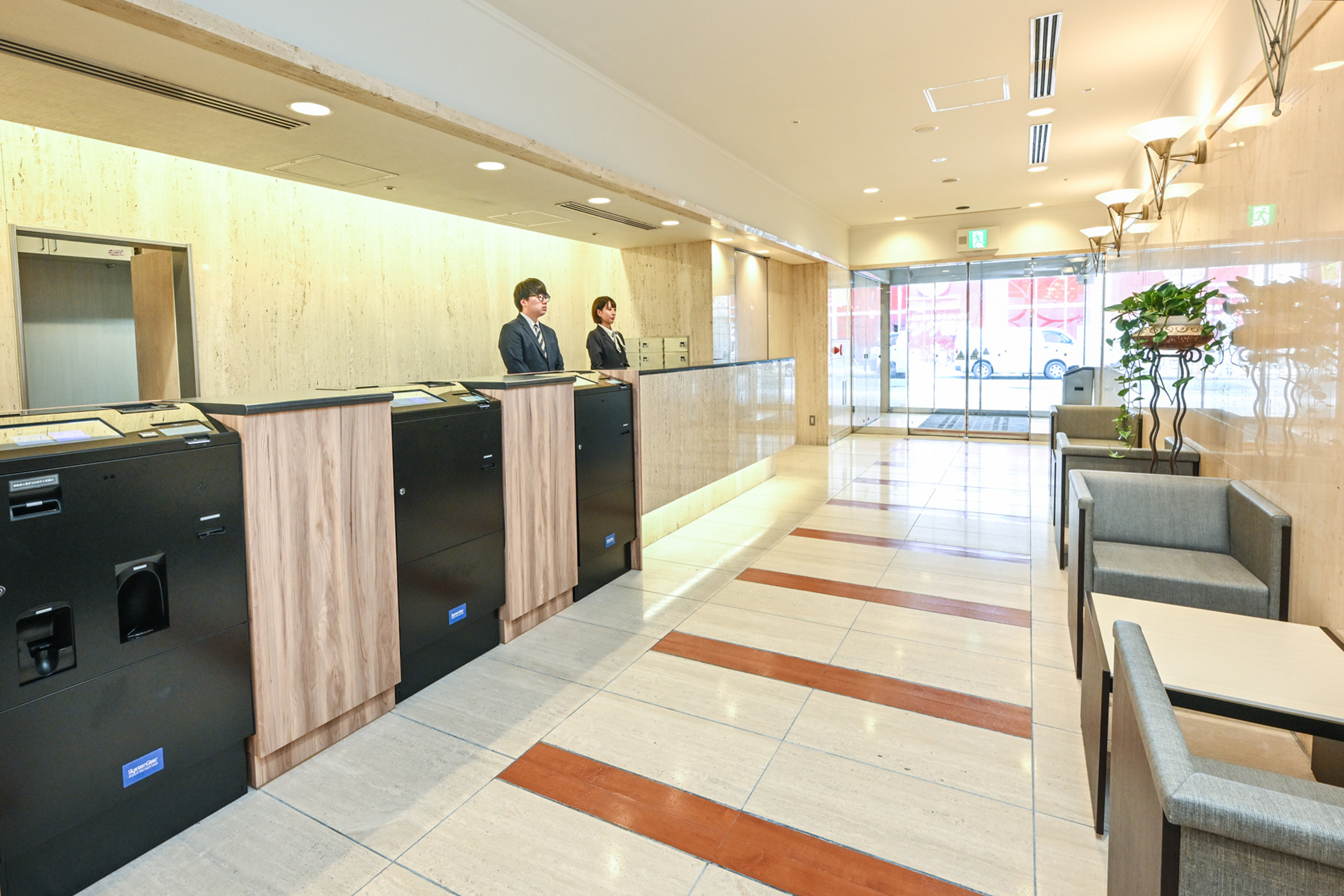 フロントカウンター（スタッフあり２）