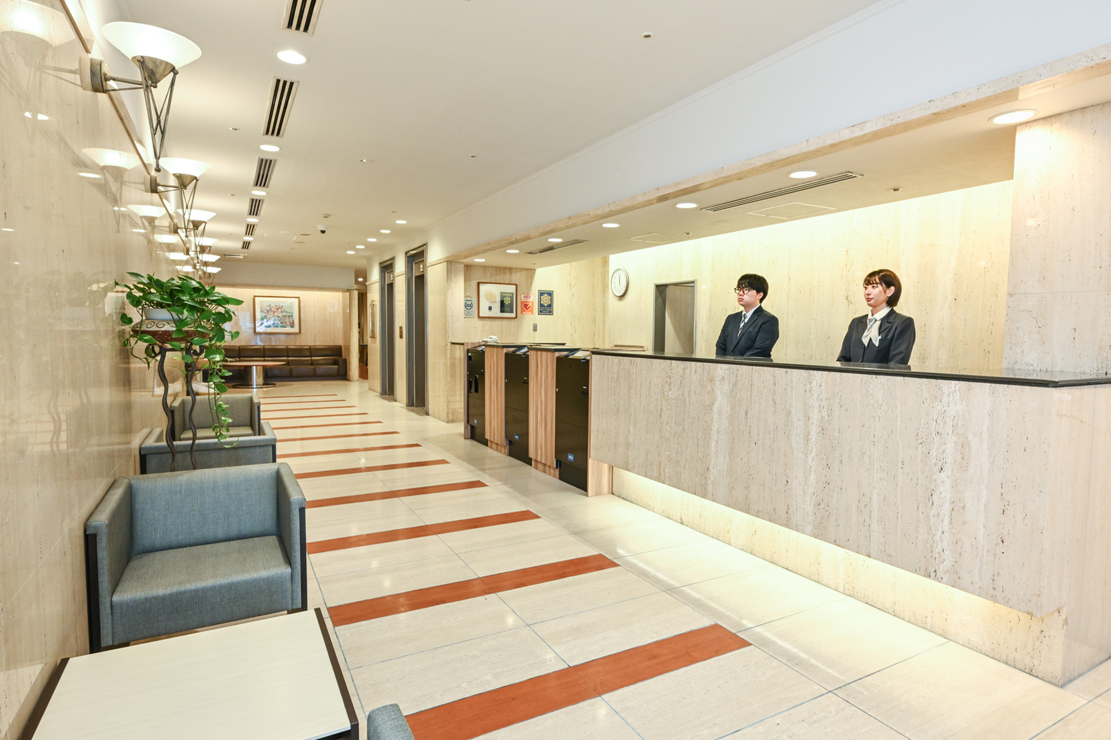 フロントカウンター（スタッフあり）