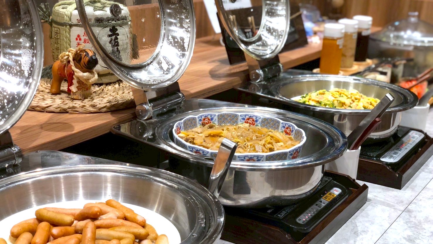 朝食バイキング：煮物・炒め物などのメインを日替わりでご用意