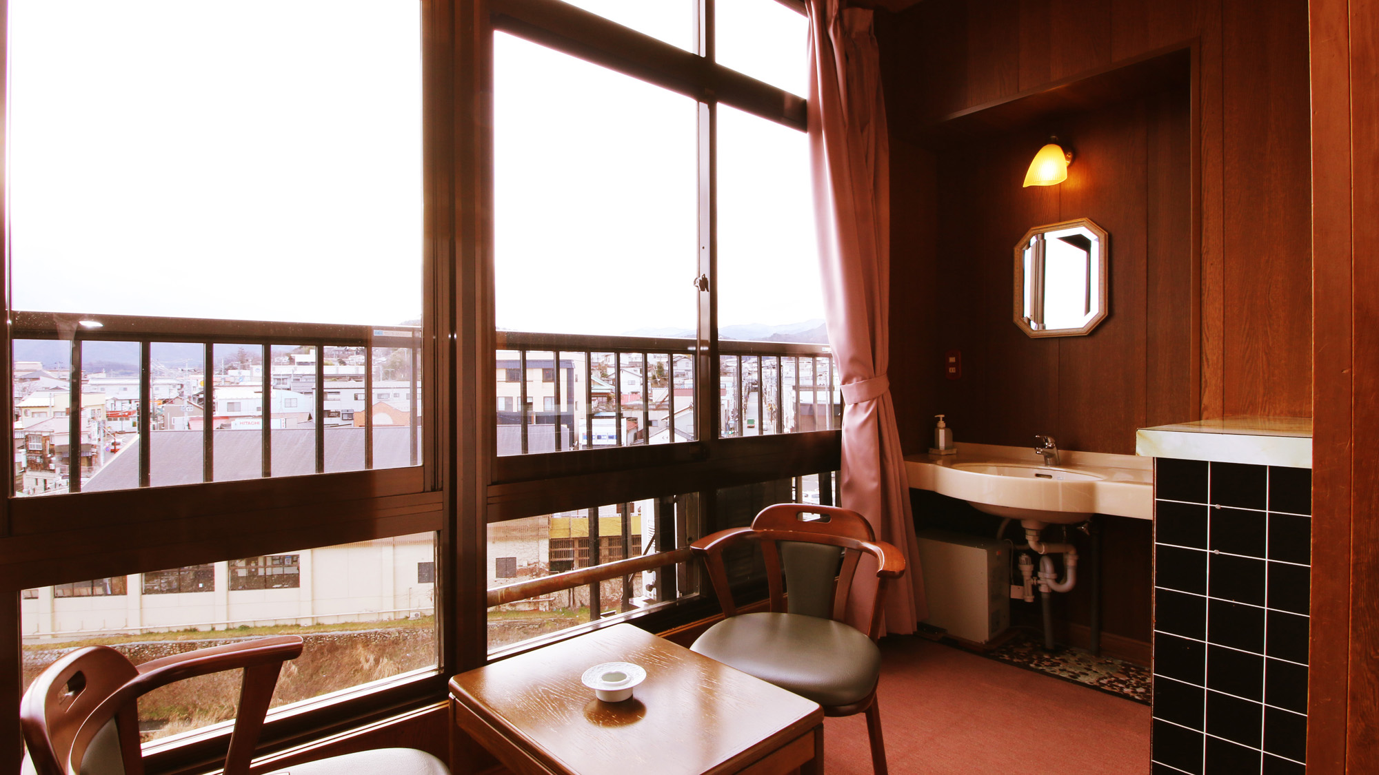 摺上川が見える和室10〜12畳（弁天）窓からの景色をお楽しみ下さい