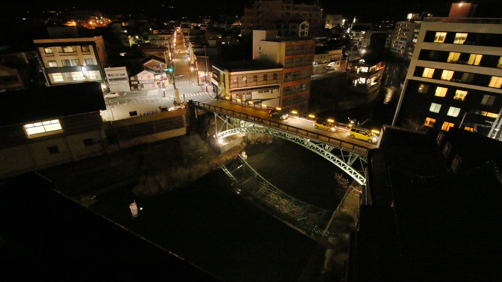 目の前の川に架かる橋は飯坂温泉のシンボル。昔は渡りの舟が出ていたそうな…