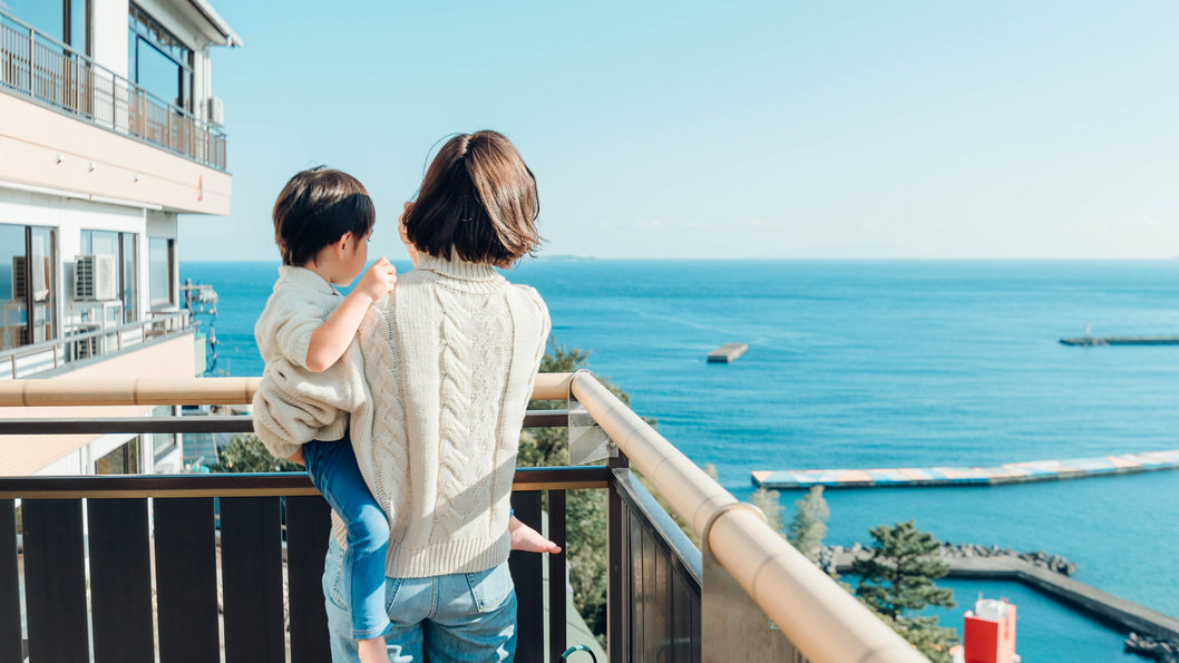 「水平線が見えるね！」晴れた日には、初島や熱海湾を望む人気の海側のお部屋