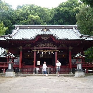 【秋】　カップルでお出かけください。縁結びで名高い伊豆山神社までは車で約5分