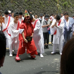 【夏】　神社の天狗に無病息災の意味を込めたこがしを振りまいてもらいます