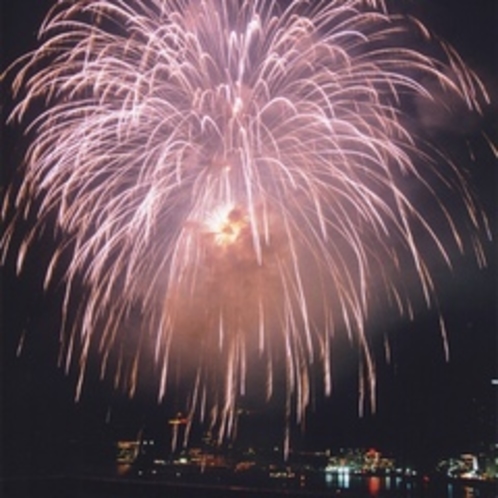 【冬】　冬の夜空にあがる花火も人気です！当館からご覧頂ける大迫力の花火に感動！