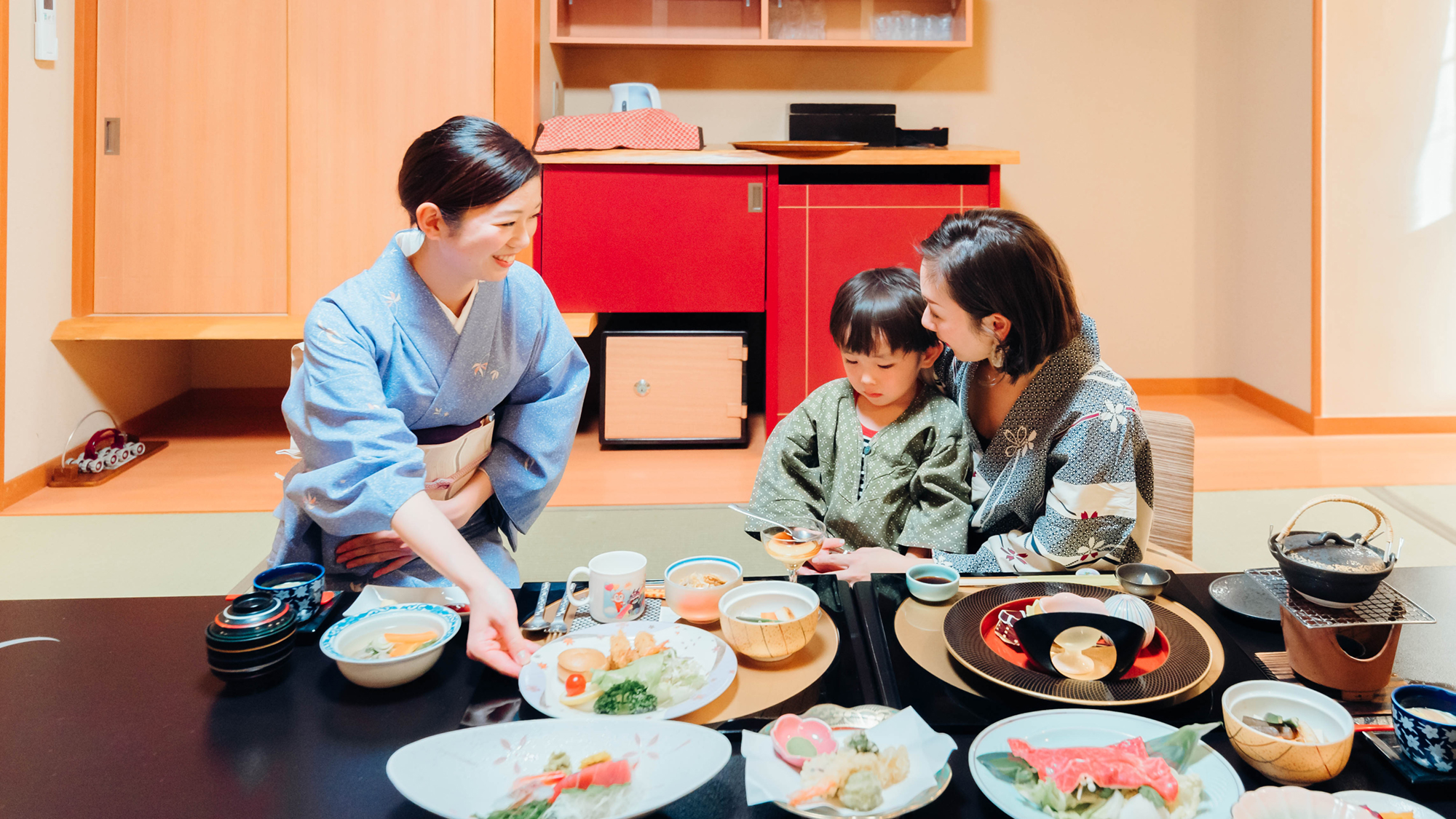 当宿は、朝夕お部屋食。お部屋まで出来立てのお食事をお運び致します。