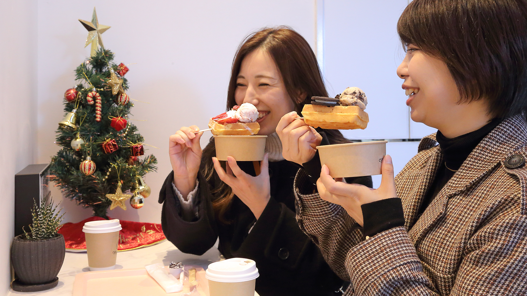 スイーツ店も多数。当館から熱海中店商店街までは徒歩1分！ラク近で街歩き。