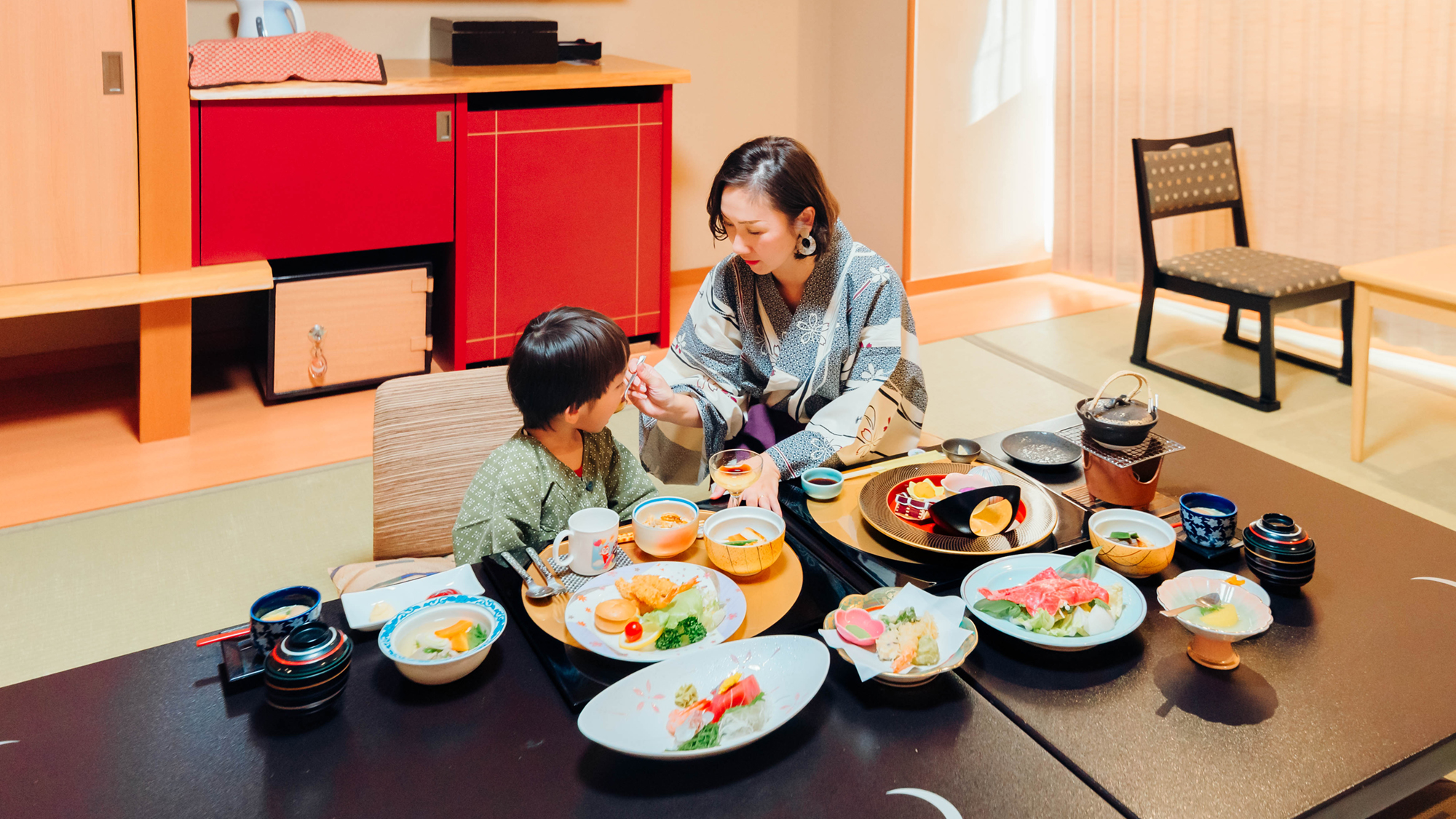 お部屋でゆっくりご夕食。家族水入らずで過ごす贅沢な時間。