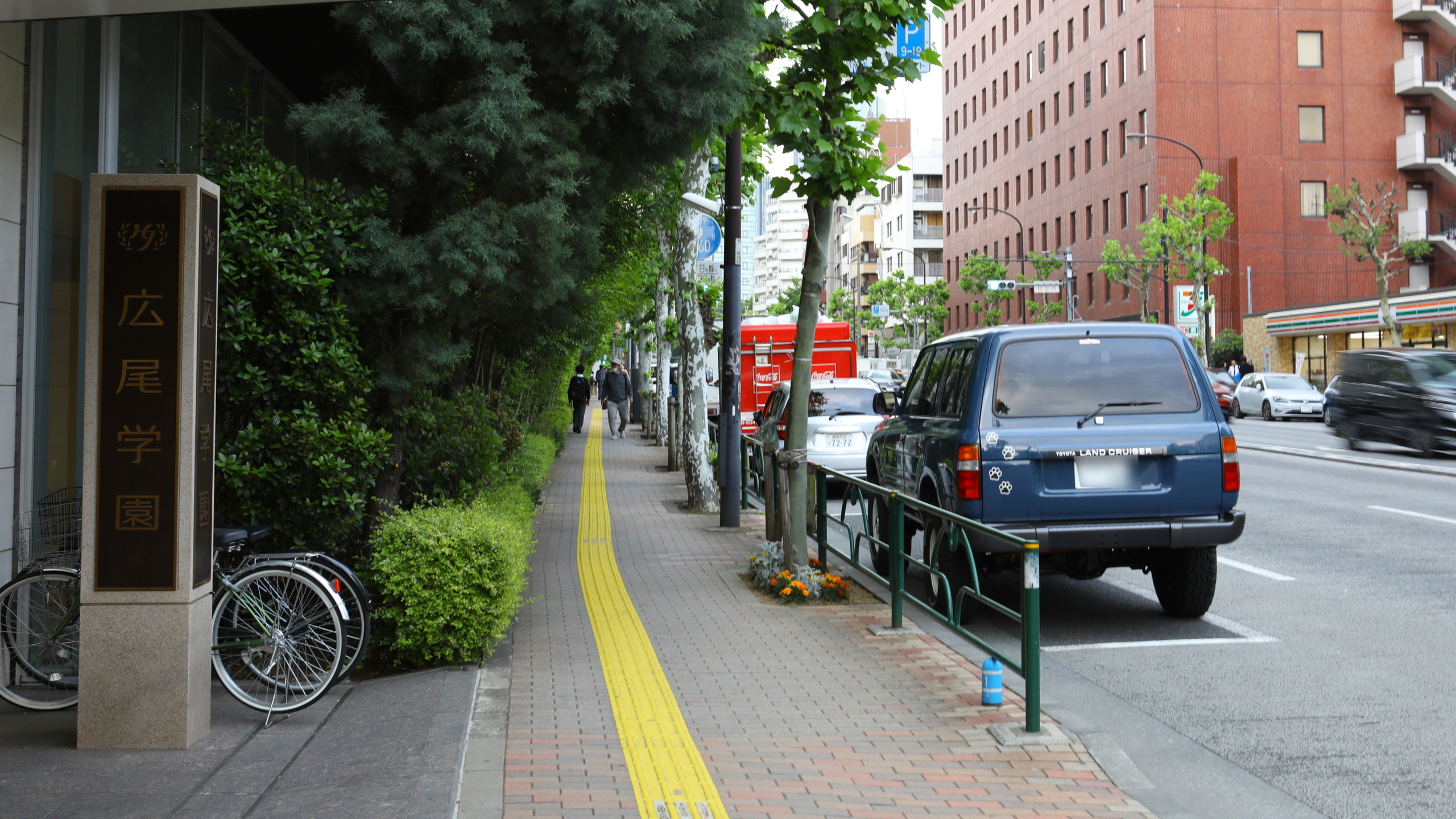 【経路案内②】通りに沿って直進してください。