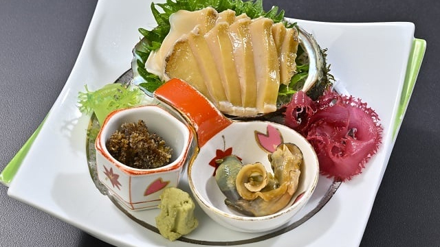 【逸品料理】蝦夷あわび刺身：コリコリとした食感と磯の香りをお楽しみください♪