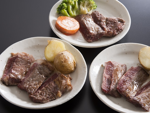 【シーサイドビュッフェ】牛肉カットステーキ