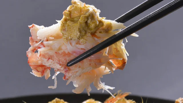 【逸品料理】毛ガニの身と濃厚な味噌を味わいください！