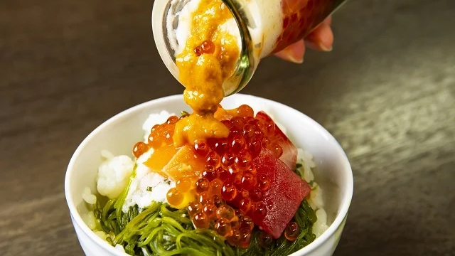 【朝食ビュッフェ】&ldquo;宮古名物&rdquo;体験型グルメ海鮮丼「瓶ドン」をご用意しています。