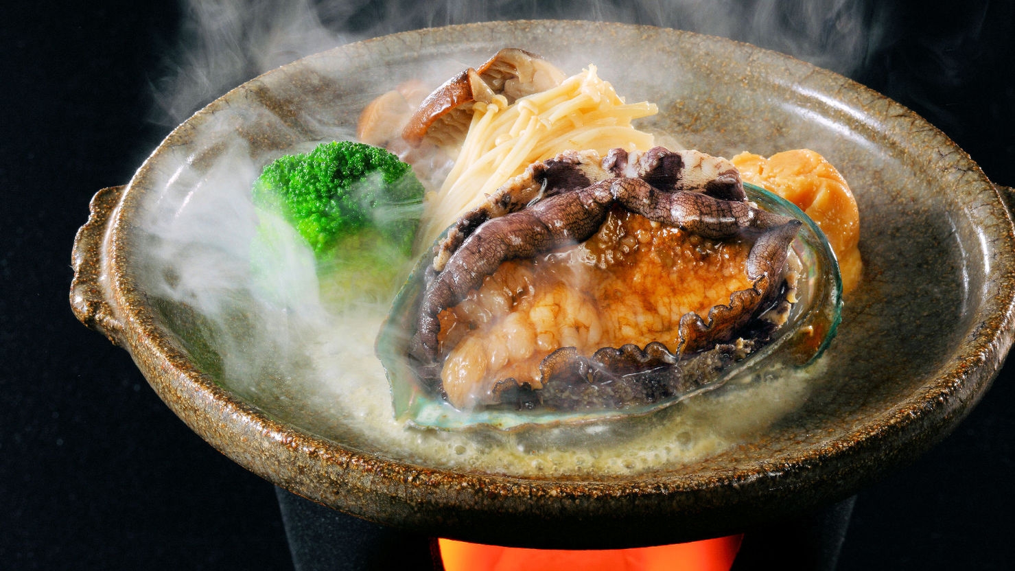 【活あわびの踊り焼付き会席】おひとり様につき活あわび1個！目の前で焼くアツアツの鮑を堪能！