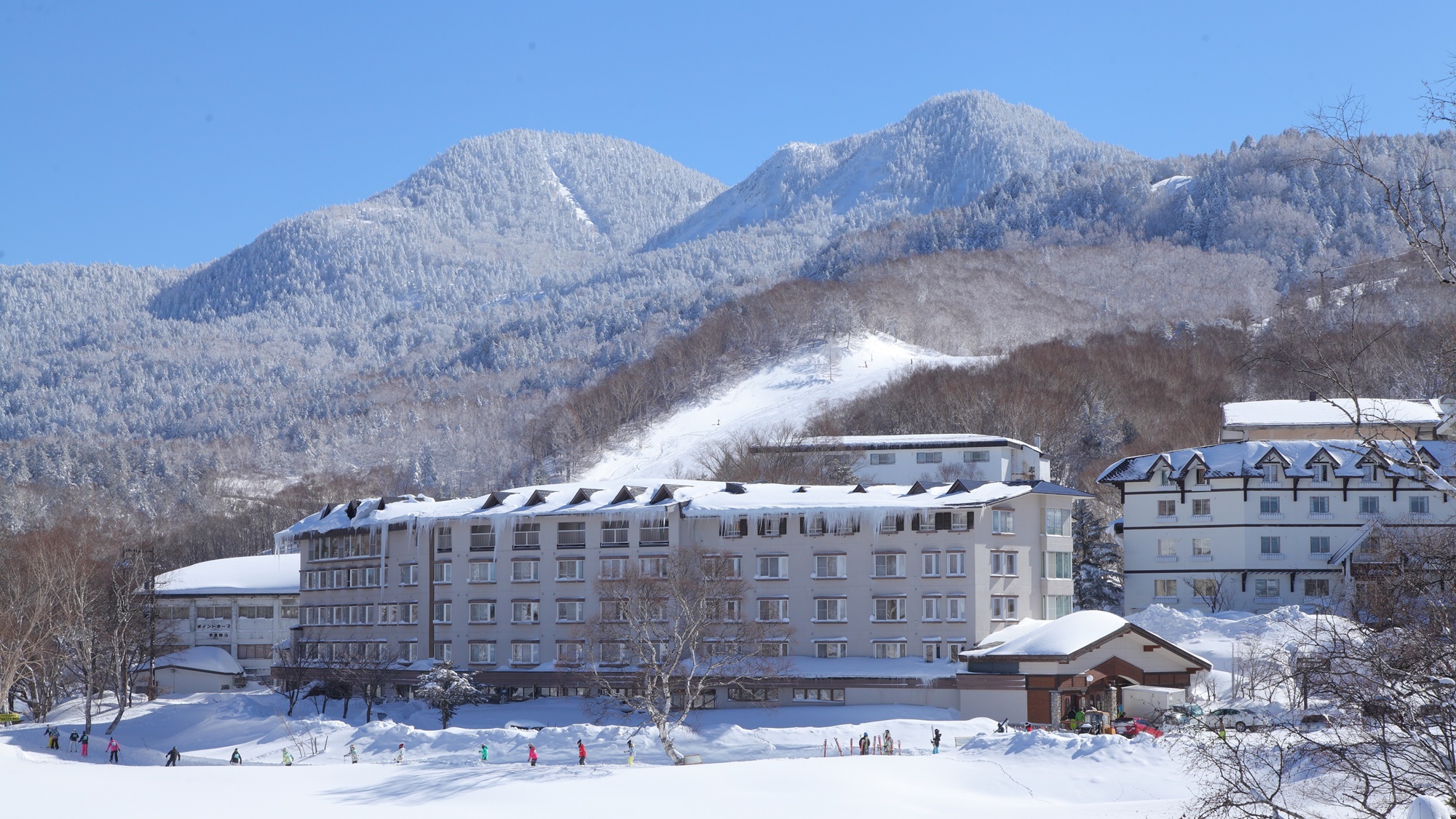 *外観/ジャイアントスキー場は目の前！蓮池スキー場も徒歩3分！志賀高原でのスキー＆スノボの拠点に最適