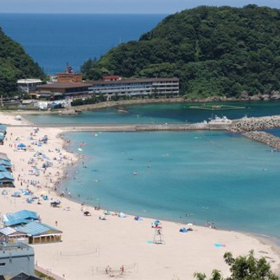 夏のおすすめ！　日本海・竹野浜ビーチ　当館から、ＪＲで一駅、車で約15分