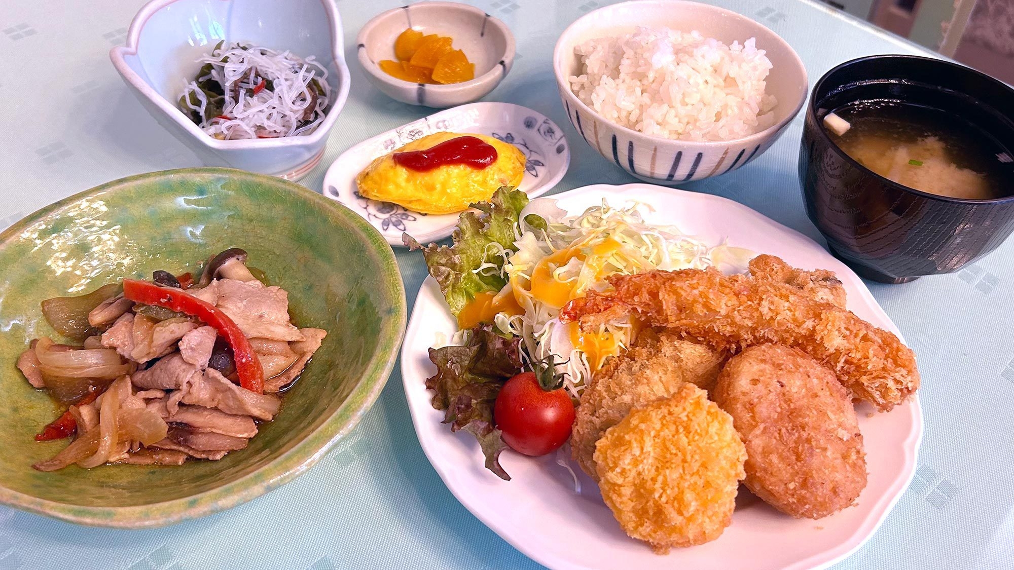 ≪2食付≫日替わり夕定食＆朝食弁当＆夜中も入れる天然温泉＆姉妹旅館の湯めぐり