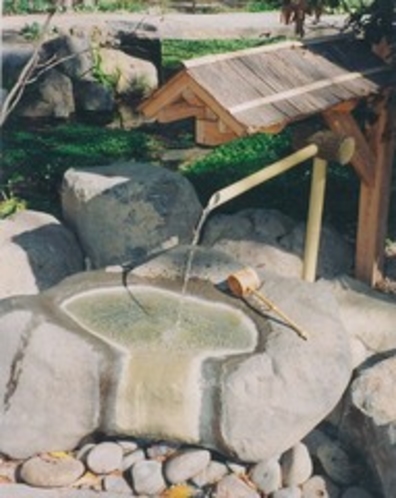水と緑と潤いのある公園にある飲泉所