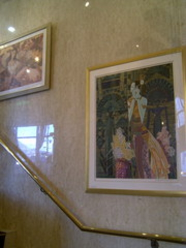 館内は様々な絵画が展示されております。