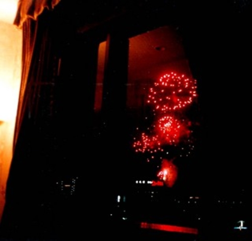毎年恒例８月７日の花火大会を川側のお部屋から見た風景