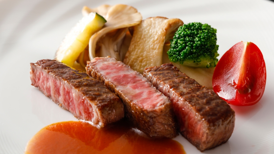 飛騨牛ステーキはお一人様一皿のご提供となります。
