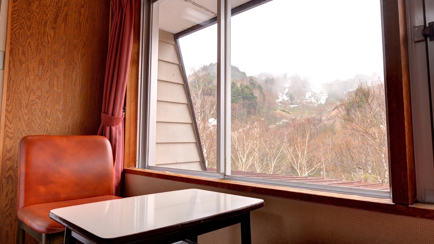*和室（本館西側）/窓辺に腰かけて、志賀高原の自然豊かな景観をご堪能下さい。