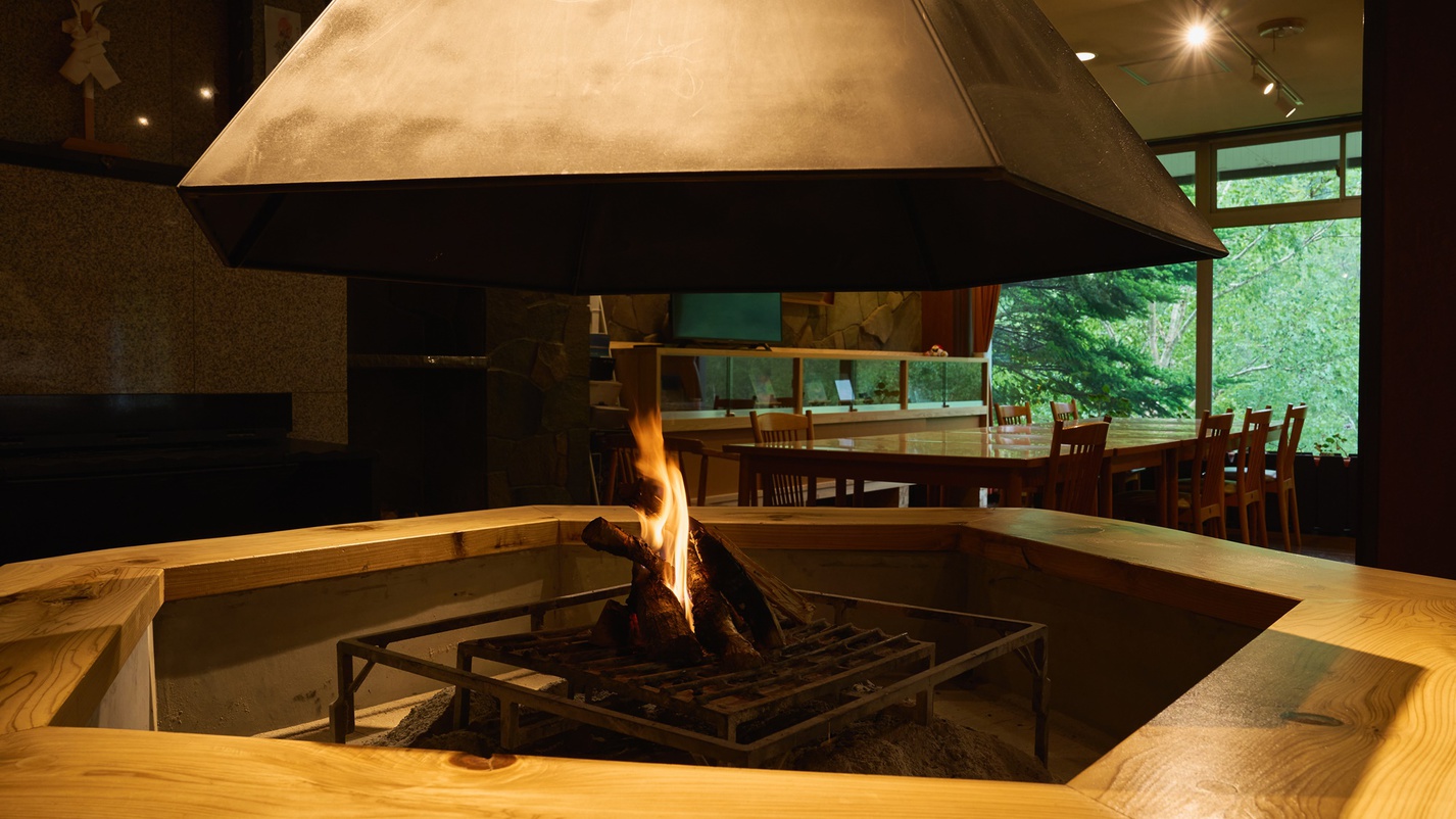 *【暖炉】レストランには六角の暖炉　一年中火をともしております