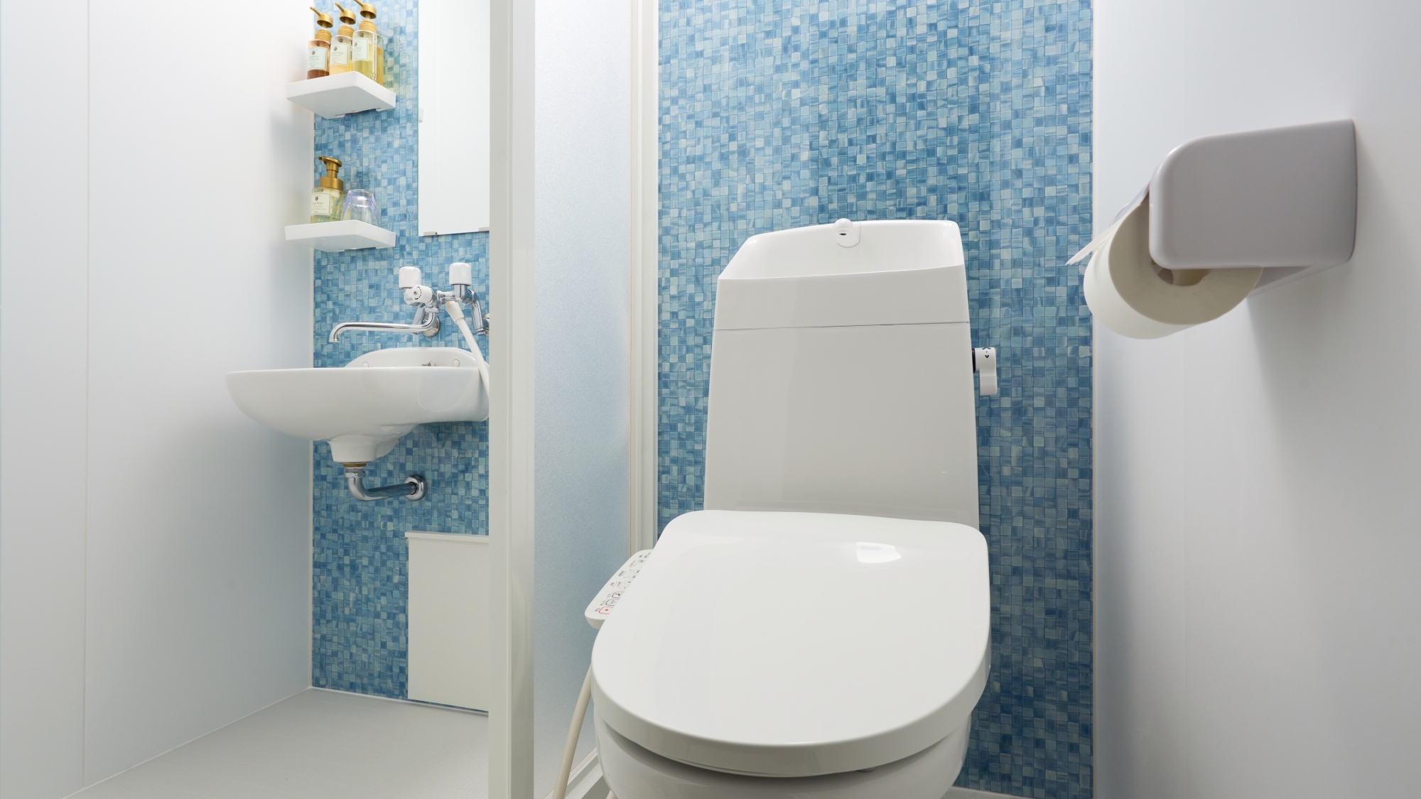 *【洋室ツイン（東側）】シャワーブース・トイレを完備しております