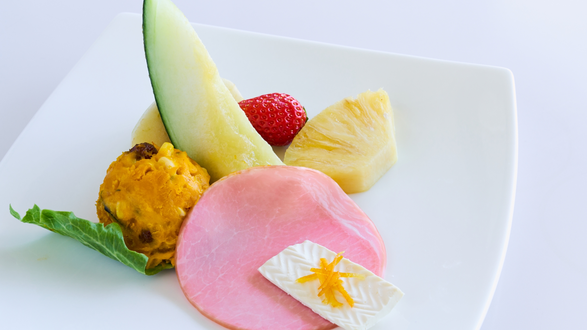 *【朝食一例】季節の果物たっぷりのフルーツとご一緒にお召し上がりください