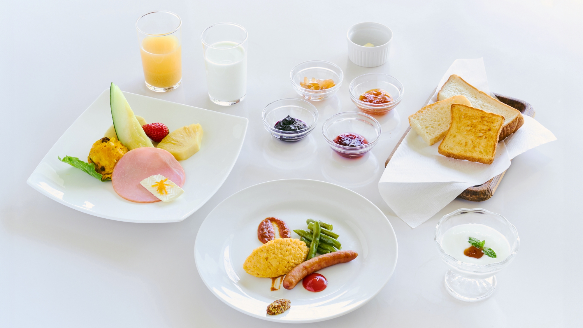 *【朝食一例】季節の果物たっぷりのフルーツなど、彩り豊かなメニューが並びます
