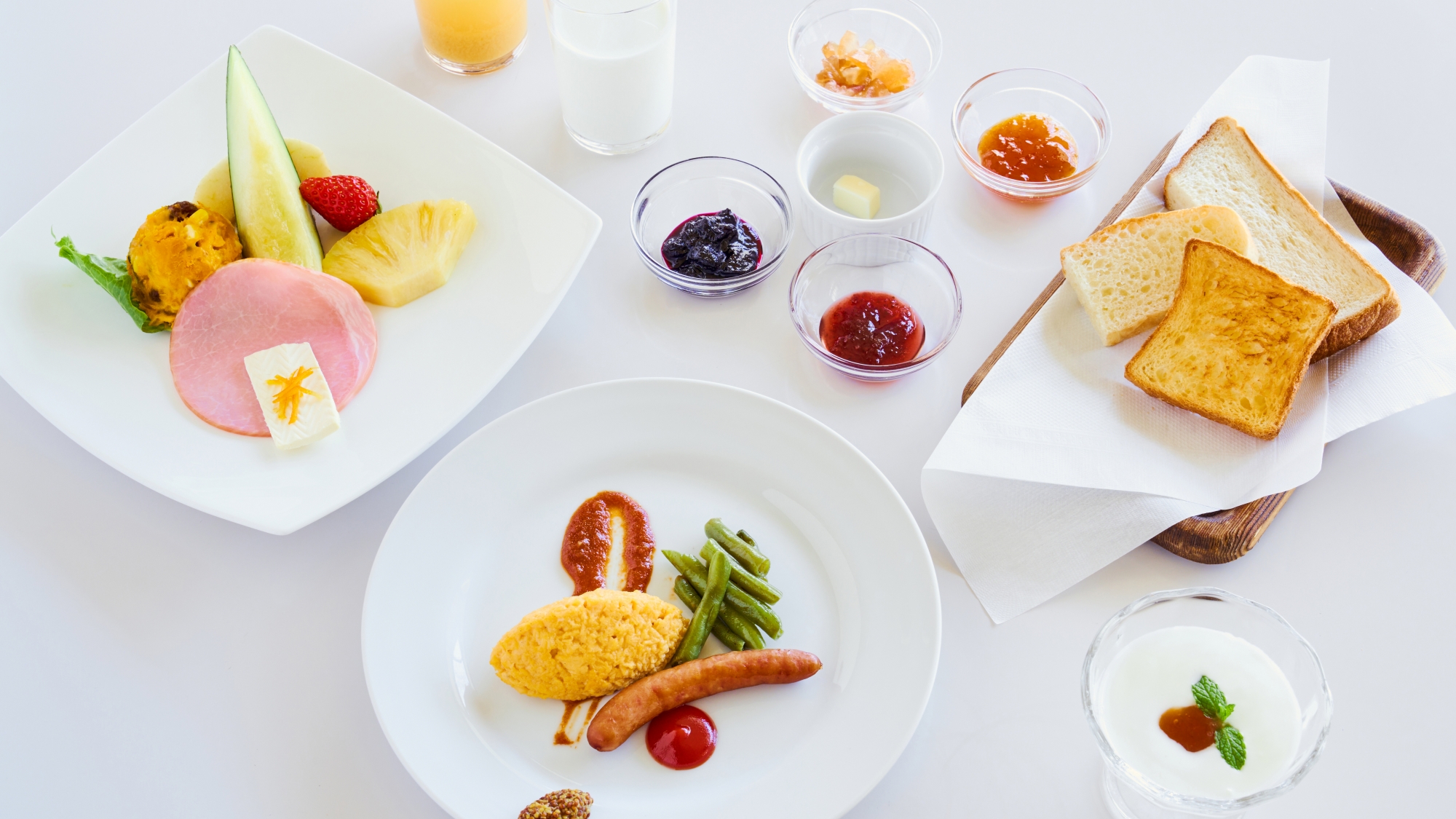 *【朝食一例】農園直送の信州産りんごジュースや、季節の果物ジャムもご一緒にどうぞ！